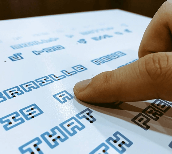 Designer cria tipografia que une escrita Braille com a tradicional